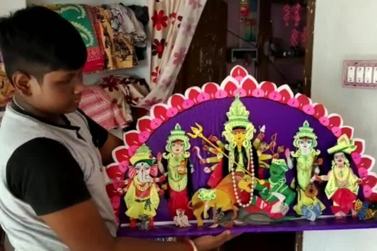 14 years old boy made paper durga as his family members not vaccinated yet