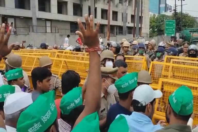 farmers protest and gave ultimatum a respite to the noida authority till tuesday