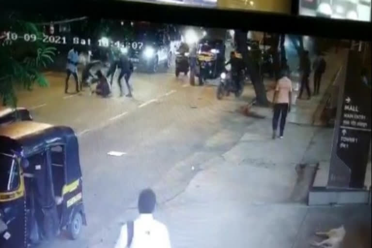 youth attacked outside mall Navi Mumbai