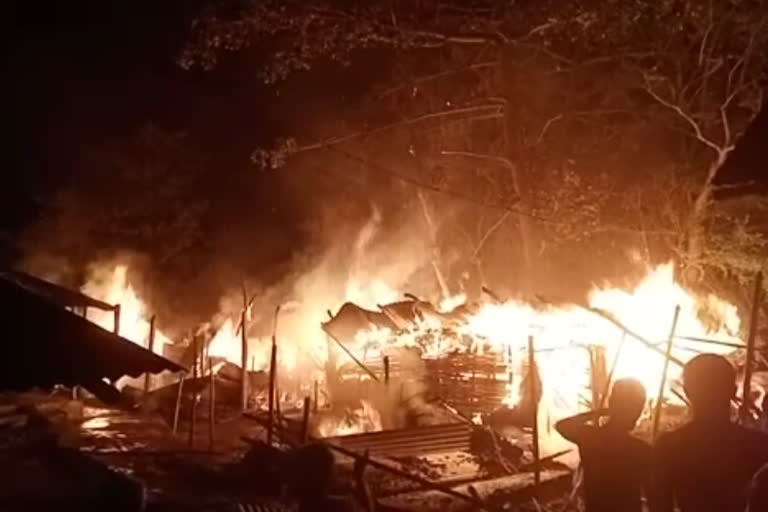 आग लगने से लाखों रुपये की संपत्ति का हुआ नुकसान