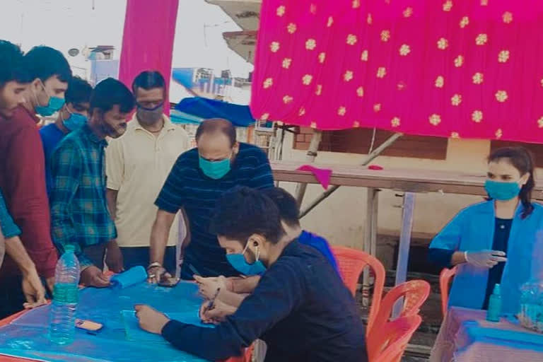 covid19 vaccine being applied in Durga Puja pandals