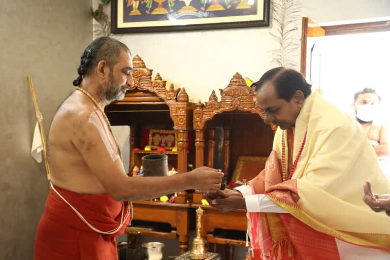 cm-kcr-met-chinjiyar-swami-at-muchhinthal-ashram