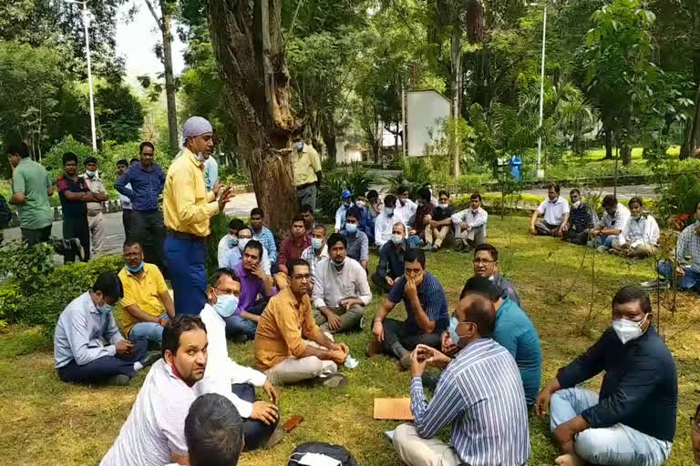 workers-protested-against-dismissal-of-nhm-official-in-ranchi