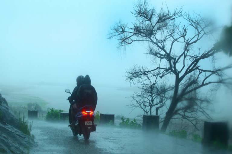 Night travel in Idukki has been banned  landslides in hilly areas In idukki  മലയോരമേഖലകളിൽ മണ്ണിടിച്ചിൽ  ഇടുക്കിയിൽ രാത്രികാല യാത്രയ്ക്ക് നിരോധനം  മണ്ണിടിച്ചിൽ  ശക്തമായ മഴ