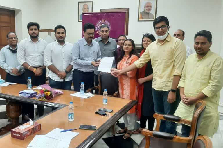 Memorandum handed over to Vice Chancellor regarding irregularities in cut-off list at Delhi University