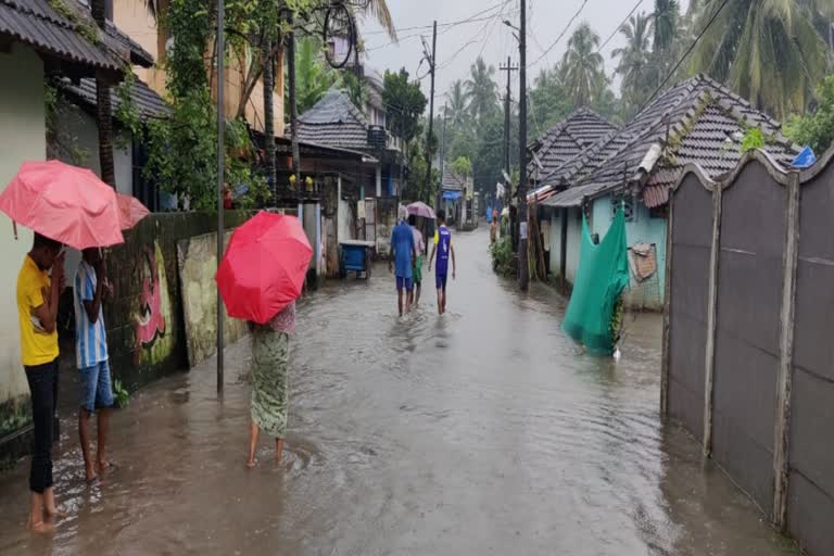 കോഴിക്കോട് കനത്ത മഴ  കോഴിക്കോട് കനത്ത മഴ വാര്‍ത്ത  കോഴിക്കോട് മഴ  കോഴിക്കോട് മഴ വാര്‍ത്ത  കോഴിക്കോട് മഴ തുടരുന്നു  കോഴിക്കോട് വെള്ളക്കെട്ട് വാര്‍ത്ത  കോഴിക്കോട് വെള്ളക്കെട്ട്  കോഴിക്കോട് ജാഗ്രത നിര്‍ദേശം വാര്‍ത്ത  കോഴിക്കോട് ജില്ല കലക്‌ടര്‍ വാര്‍ത്ത  kozhiklode heavy rain  rain updates  kozhikode heavy rain continues  kozhikode waterlogging