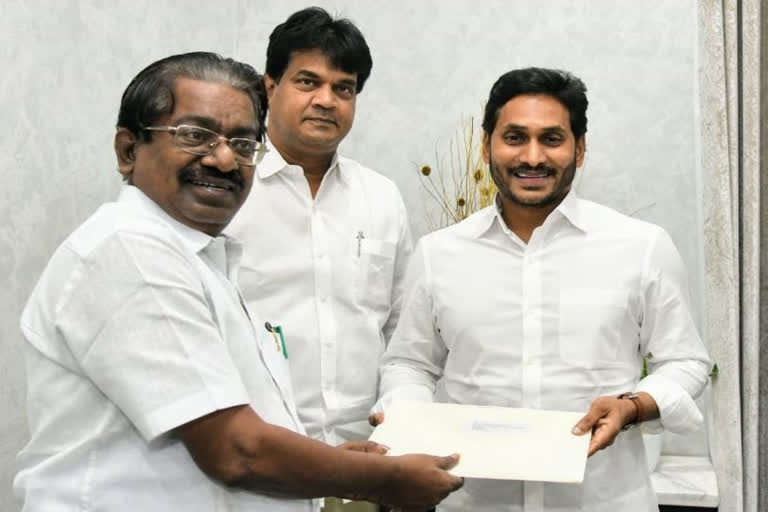 Tamil Nadu MPs handing over Stalin's letter to CM Jagan