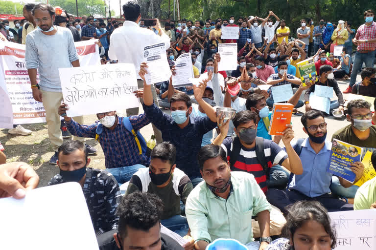 Demonstration of candidates outside MPPSC office