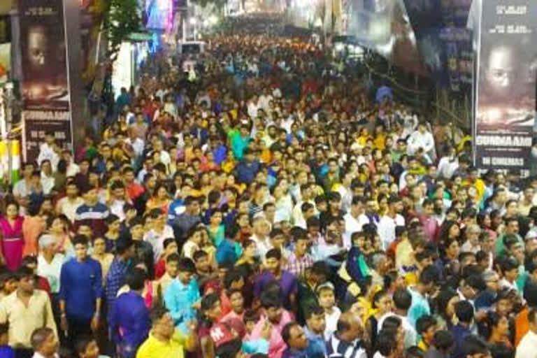 lal bazar eyeing pickpockets in crowded durga puja pandals in of Kolkata