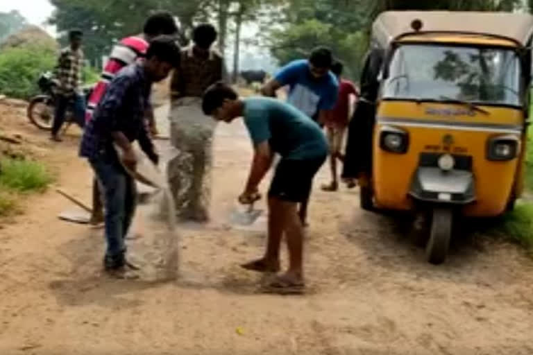 auto driver repais the damaged road with his own expenses at peetapuram in east godavari