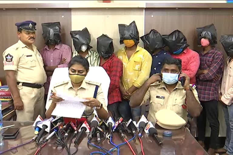 8 members  arrest in robbery cases on guntur high way