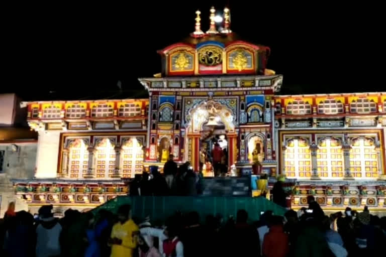 Devotees gathered in Badrinath