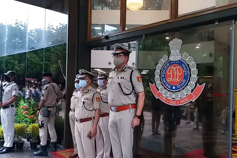 सिक्योरिटी और बटालियन में तैनात लगभग 15000 पुलिसकर्मियों का ट्रांसफर किया गया