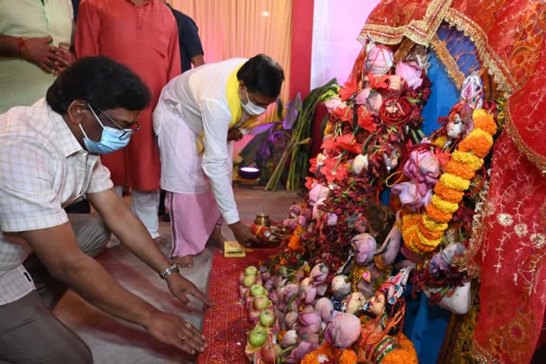 cm-hemant-soren-worshiped-goddess-mahagauri-cm-was-welcomed-at-panch-mandir-puja-pandal-in-harmu