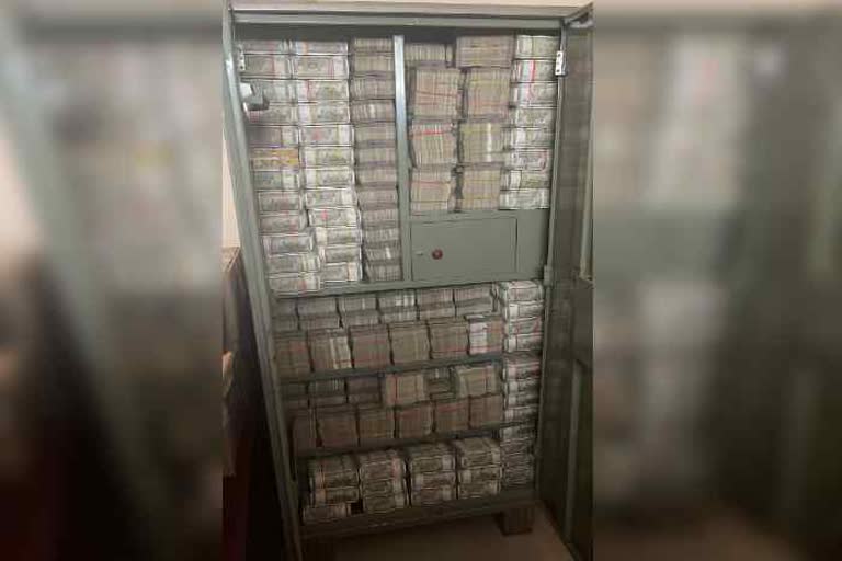 RS.1200 Crores Unaccounted Amount Seized In Top Pharma HETERO Raids