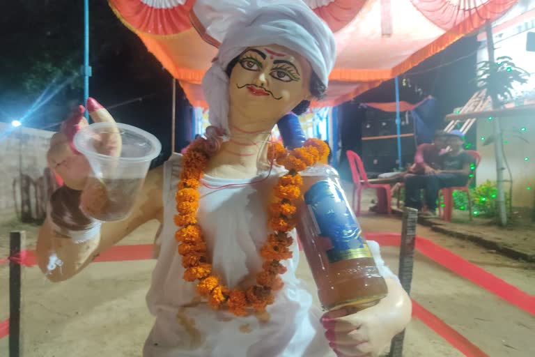 पूजा पंडाल में लगाई गई शराबी की प्रतिमा