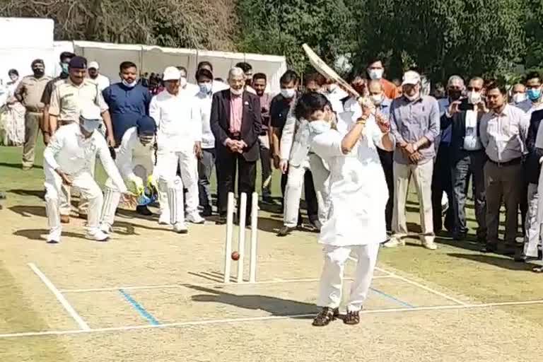 jyotiraditya scindia got out on cricket pitch