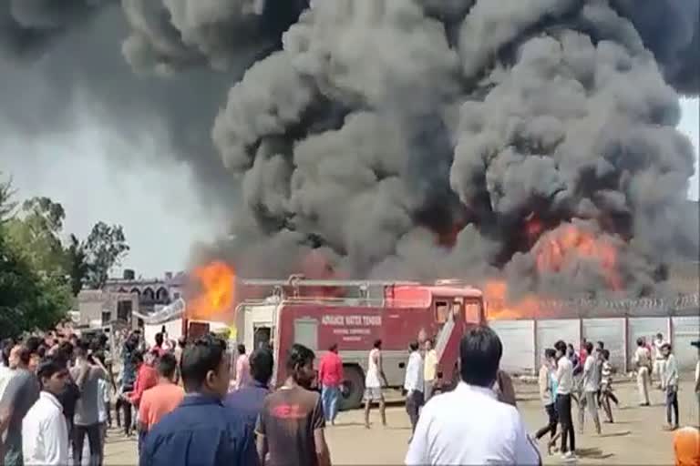 Massive fire caught in illegal pipe warehouse