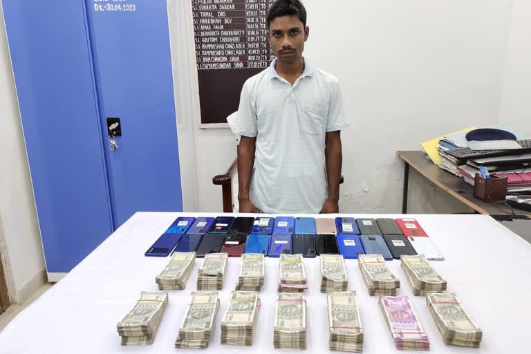 15 lakh cash and 24 smartphones recovery near india-bangladesh border in malda