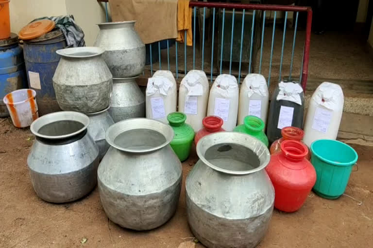 fake toddy seized from neyyattinkara  fake toddy seized  toddy seized  fake toddy  വ്യാജ കള്ള്  വ്യാജ കള്ള് പിടികൂടി  നെയ്യാറ്റിൻകരയിൽ വ്യാജ കള്ള് പിടികൂടി  എക്സൈസ്