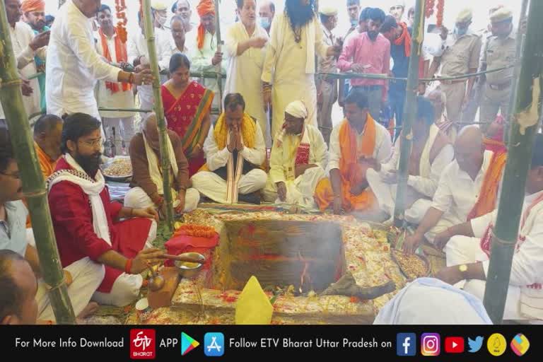 विंध्याचल में पूजा करते डिप्टी सीएम केशव प्रसाद मौर्य.