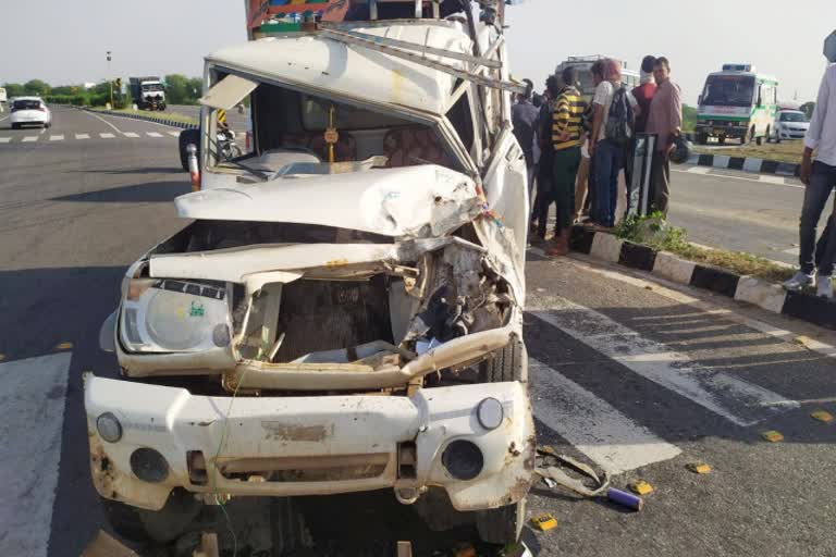 bus and pickup collide in Chaksu
