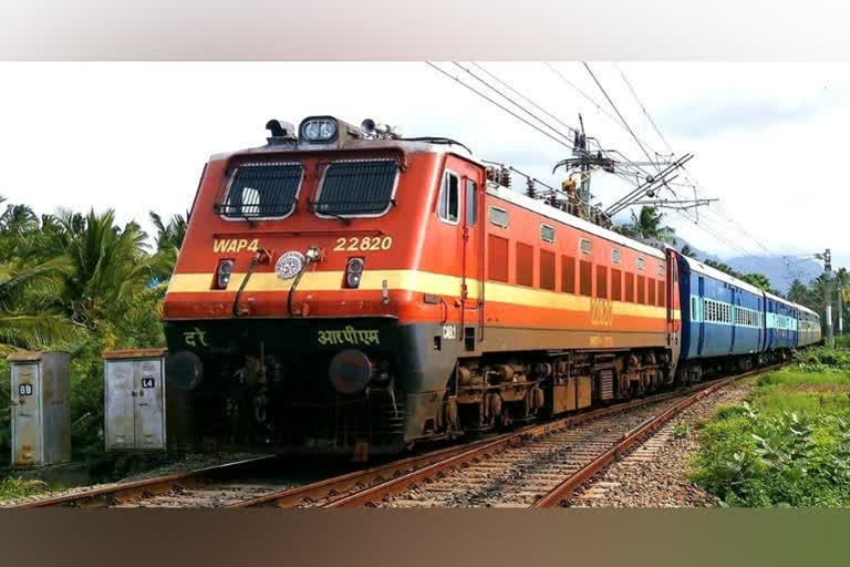 ट्रेन की चपेट में आने से RPF के दो जवानों की मौत