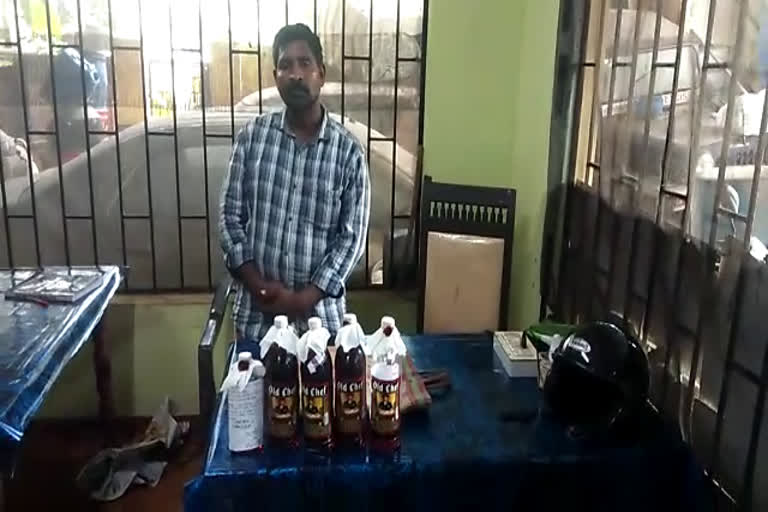 മദ്യ വിൽപന തൃശൂരിൽ പിടിയിൽ  exice arrested man for selling liquor exclusively to tamilians ​​in thrissur  മദ്യ വിൽപന  മദ്യ വിൽപന നടത്തിയയാൾ പിടിയിൽ  man arrested for selling liquor exclusively to tamilians ​​in thrissur  തമിഴർക്ക് മാത്രമായി ബാർ മോഡൽ മദ്യവിൽപന  തമിഴ്‌നാട് സ്വദേശി തൃശൂരിൽ പിടിയിൽ  മദ്യവിൽപന നടത്തിയ തമിഴ്‌നാട് സ്വദേശി തൃശൂരിൽ പിടിയിൽ  തൃശൂരിൽ മദ്യവിൽപന  ബാര്‍ മോഡല്‍ മദ്യവിൽപന  തമിഴ്‌നാട് സ്വദേശി പിടിയിൽ