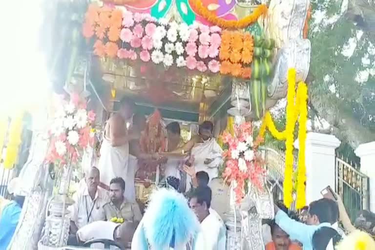 chamundi-idol-came-to-mysore-palace-for-jambusavari