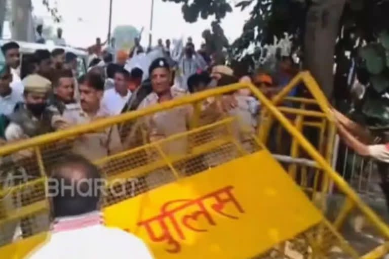 Singhu border  Farmers protest at Singhu border  Man's body with chopped hand  Man's body at Singhu border  Delhi police at Singhu border  Man's body at farmers' protest site  സിംഘു അതിർത്തിയിൽ മൃതദേഹം  കർഷക പ്രതിഷേധം  ഡൽഹി പൊലീസ്  കർഷക പ്രതിഷേധ പ്രദേശം  കർഷക പ്രതിഷേധം വാർത്ത  കർഷക പ്രതിഷേധം വാർത്ത