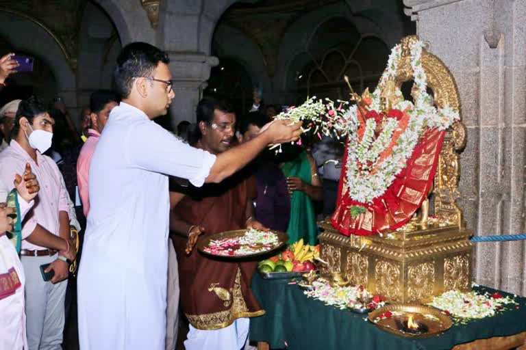 Yadhuveer performs special pooja for Chamundi