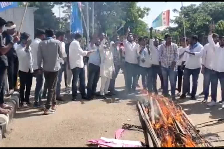 Students of Rajasthan University made a effigy of Modi and burnt it on the occasion of Dussehra