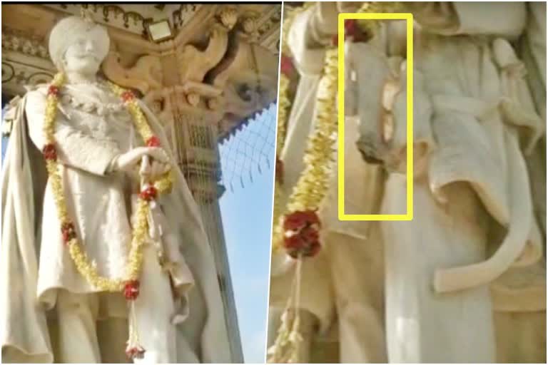 sword-of-jayachamaraja-statue-in-mysore-got-damaged-in-jamboo-savari