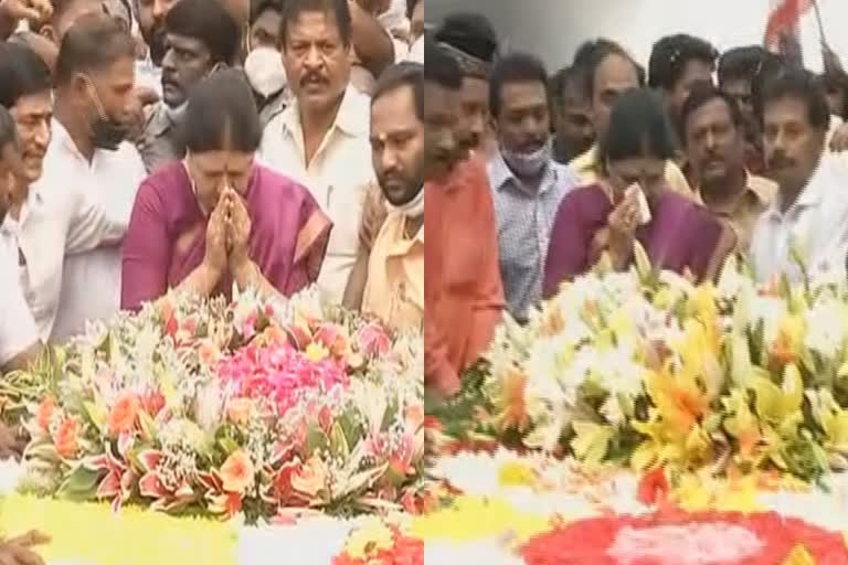 VK Sasikala, tribute at Jayalalitha, Marina Beach in Chennai, Jayalalitha memorial, ஜெயலலிதா நினைவிடம், சசிகலா, வி கே சசிகலா