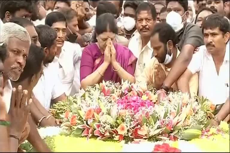 VK Sasikala pays tribute at former CM Jayalalithaa's memorial