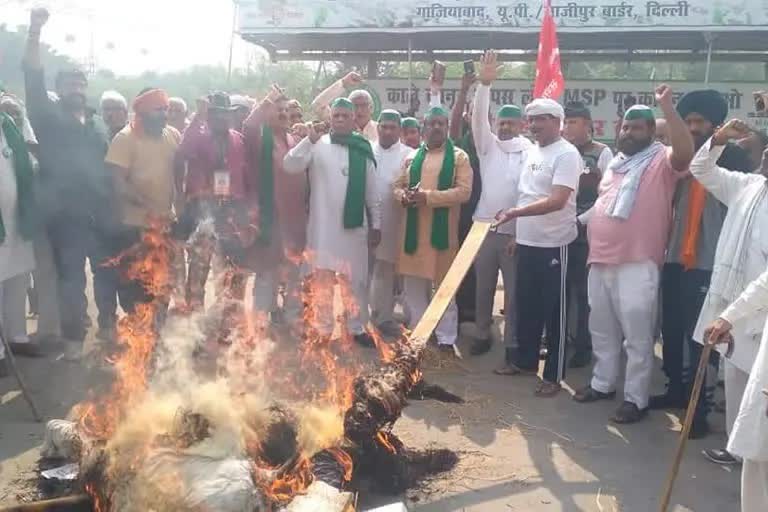 ग़ाज़ीपुर बार्डर पर किसानों ने फूंका केंद्र सरकार का पुतला