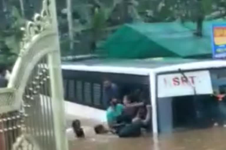 Kerala facing a flood situation, கேரளா, கனமழை, கேரள கனமழை, ரெட் அலர்ட், பத்தனம்திட்டா, கோட்டயம், எர்ணாகுளம், இடுக்கி, திரிச்சூர், கேரளா வெள்ளம், kerala floods