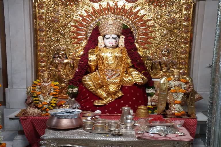 Gold sari weighing 16 kg worn to Mahalakshmi