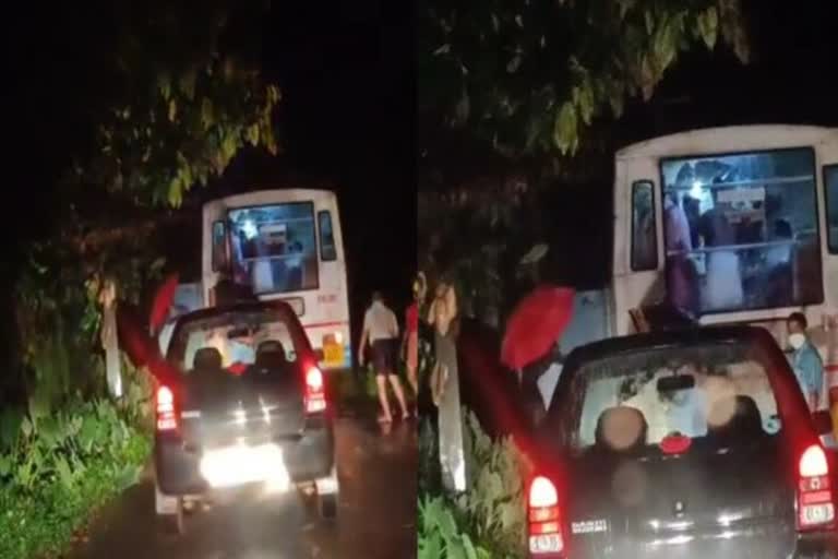 tree fell on ksrtc bus carrying passengers in thiruvambadi  കെഎസ്ആർടിസി ബസിന് മുകളിൽ തെങ്ങ് വീണു  കെഎസ്ആർടിസി ബസിന് മുകളിൽ മരം വീണു  തിരുവമ്പാടി  തിരുവമ്പാടി കെഎസ്ആർടിസി  thiruvambadi  thiruvambadi ksrtc bus  തിരുവമ്പാടി -ആനക്കാം  തിരുവമ്പാടി ആനക്കാം  കോഴിക്കോട്  കോഴിക്കോട് മഴ  kozhikode rain  kozhikode rain updates  kozhikode