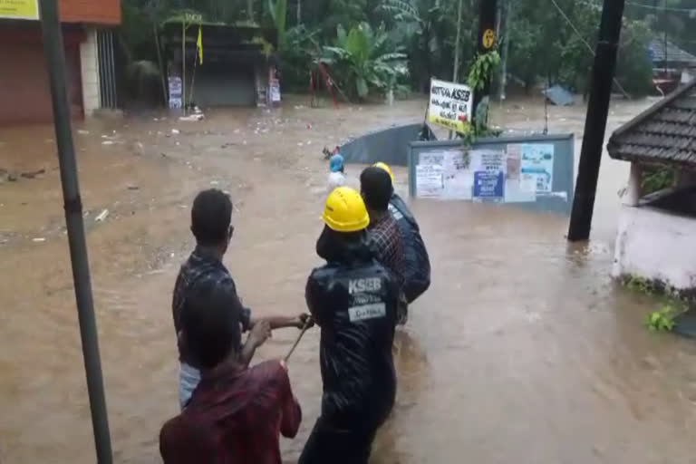 മഴ വാര്‍ത്ത  കേരളം മഴ വാര്‍ത്ത  കേരളം മഴ  മൂന്ന് ജില്ല അതിശക്തമായ മഴ വാര്‍ത്ത  കോട്ടയം മഴ  ഇടുക്കി മഴ  പത്തനംതിട്ട മഴ  കാലാവസ്ഥ നിരീക്ഷണ കേന്ദ്രം  കൂട്ടിക്കല്‍ മഴ വാര്‍ത്ത  കൂട്ടിക്കല്‍ മഴ  കൊക്കയാര്‍ മഴ വാര്‍ത്ത  കൊക്കയാര്‍ മഴ  കൊക്കയാര്‍ രക്ഷാപ്രവര്‍ത്തനം വാര്‍ത്ത  കൊക്കയാര്‍ രക്ഷാപ്രവര്‍ത്തനം  കൂട്ടിക്കല്‍ രക്ഷാപ്രവര്‍ത്തനം വാര്‍ത്ത  കൂട്ടിക്കല്‍ രക്ഷാപ്രവര്‍ത്തനം  മലയോര മേഖല മഴ  ദുരിതാശ്വാസ ക്യാമ്പ് വാര്‍ത്ത  kerala rain updates  rain updates  idukki rain  kottayam rain  pathanamthitta rain  kerala heavy rainfall  kerala heavy rain news  rescue operation