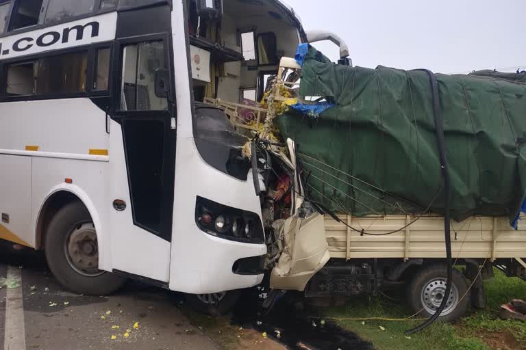 കര്‍ണ്ണാടക  വാഹനാപകടം  കര്‍ഷകര്‍ മരിച്ചു  കര്‍ഷകര്‍  farmers died  bus accident  karnataka accident  farmers death  farmers