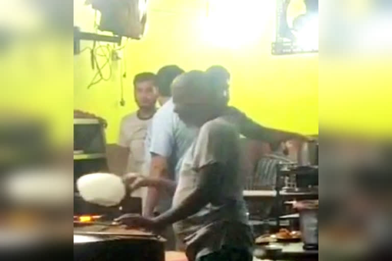 case-registered-against-ghaziabad-restaurant-for-allegedly-making-roti-by-spitting