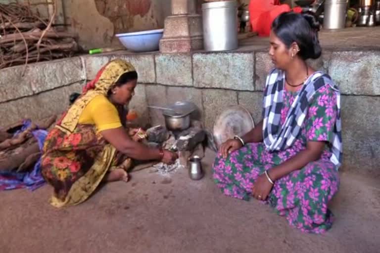 people-expecting-flood-relief-in-chikkodi