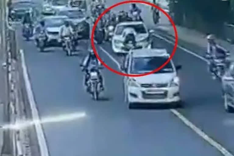 The driver snatched the traffic police from the bonnet of the car