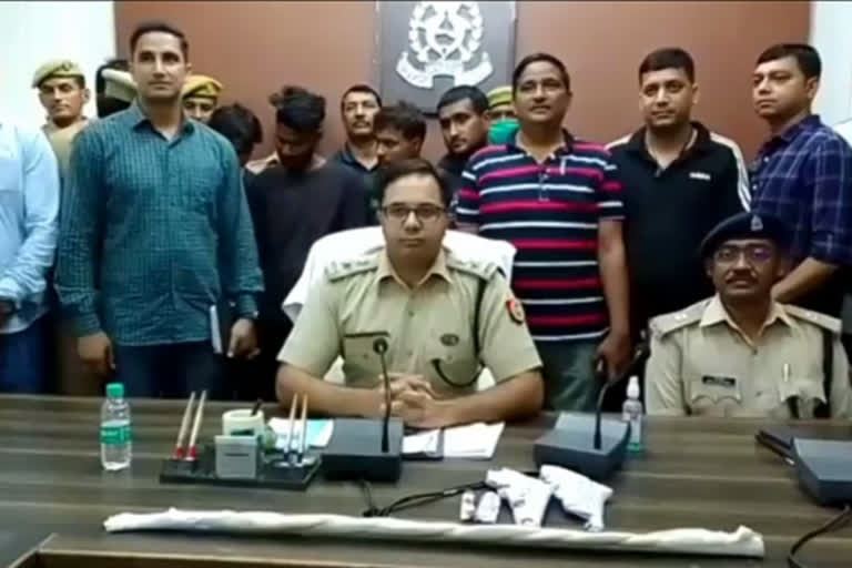 मथुरा पुलिस ने किया गैस गोदाम लूट का खुलासा, भारी मात्रा में अवैध हथियारों सहित चार बदमाश गिरफ्तार