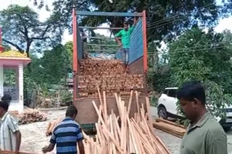 বৰপেটাত মেঘালয়ৰ পৰা কঢ়িয়াই অনা এখন কাঠ ভৰ্তি ট্ৰাক জব্দ