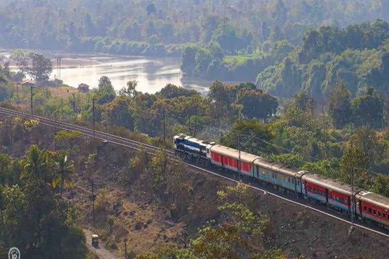 four-trains-between-tamil-nadu-and-kerala-partially-cancelled  trains cancelled  trains partially cancelled  ഉരുൾപ്പൊട്ടൽ  ട്രെയിനുകൾ ഭാഗികമായി റദ്ദാക്കി  ട്രെയിനുകൾ റദ്ദാക്കി  പാലക്കാട്-തിരുനെൽവേലി ട്രെയിൻ  കൊല്ലം-ചെന്നൈ എഗ്മോർ ട്രെയിൻ  ചെന്നൈ എഗ്മോർ- കൊല്ലംട്രെയിൻ  നാവികസേന  കരസേന