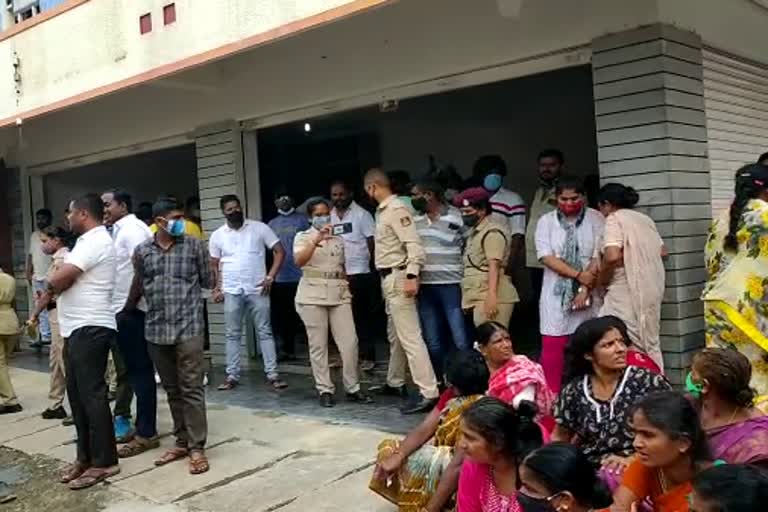 dasarahalli-resident-protest-to-close-bar