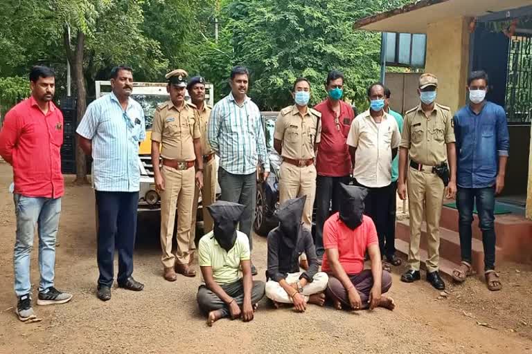 sandalwood-smugglers-arrested-in-bellary