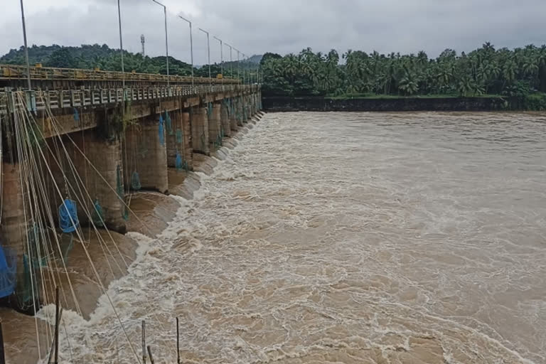 kozhikode  kozhikode rain  kozhikode rain updates  കോഴിക്കോട് കാലാവസ്ഥ  കോഴിക്കോട് മഴ  കോഴിക്കോട് വാര്‍ത്ത  kozhikode news